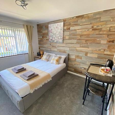 Gatwick Deluxe En-Suite Rooms Horley Esterno foto