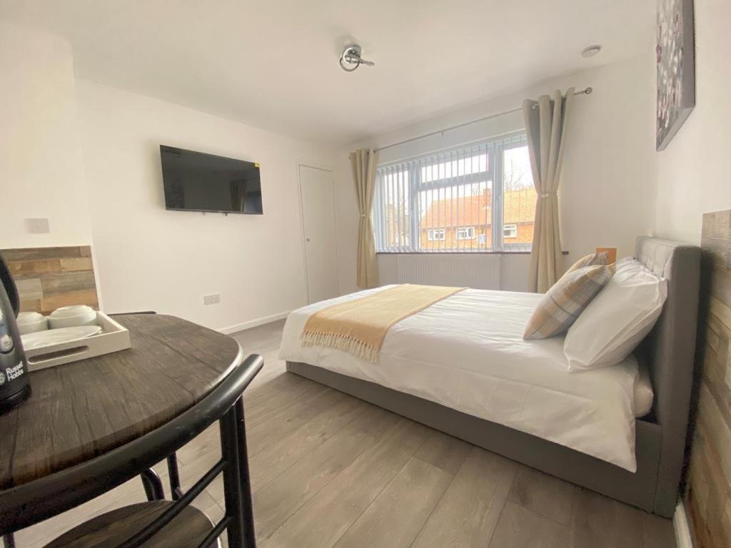 Gatwick Deluxe En-Suite Rooms Horley Esterno foto