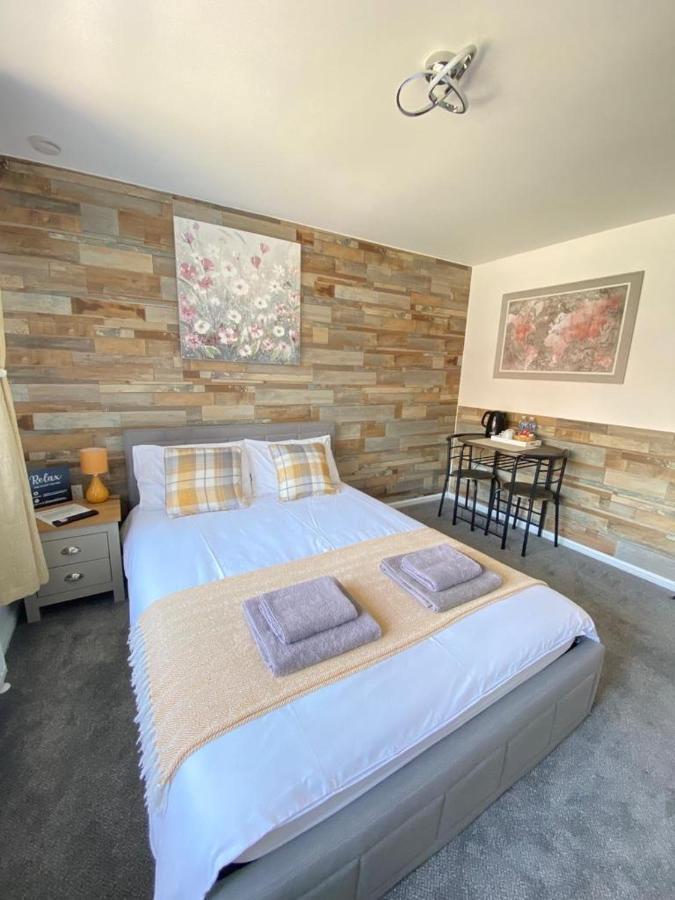 Gatwick Deluxe En-Suite Rooms Horley Esterno foto