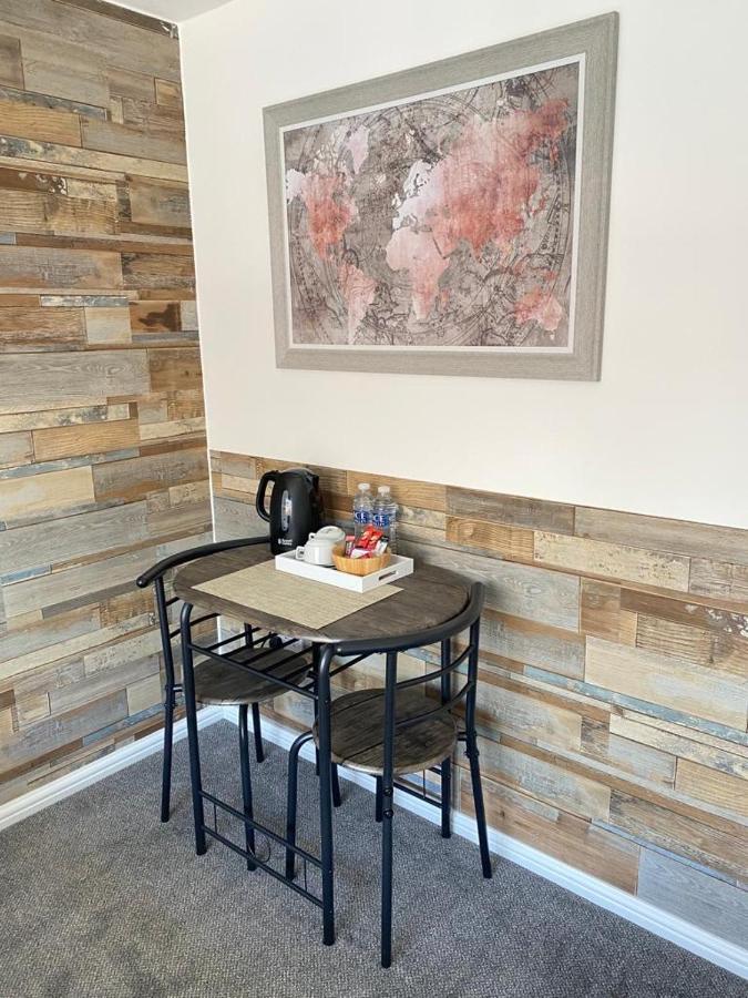 Gatwick Deluxe En-Suite Rooms Horley Esterno foto